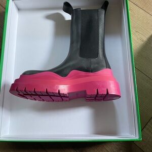 New authentic Women’s boot never worn